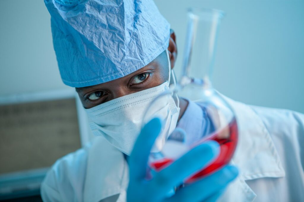 Researcher working in a laboratory, illustrating the importance of scientific mentorship and collaboration. Illustrative photograph.